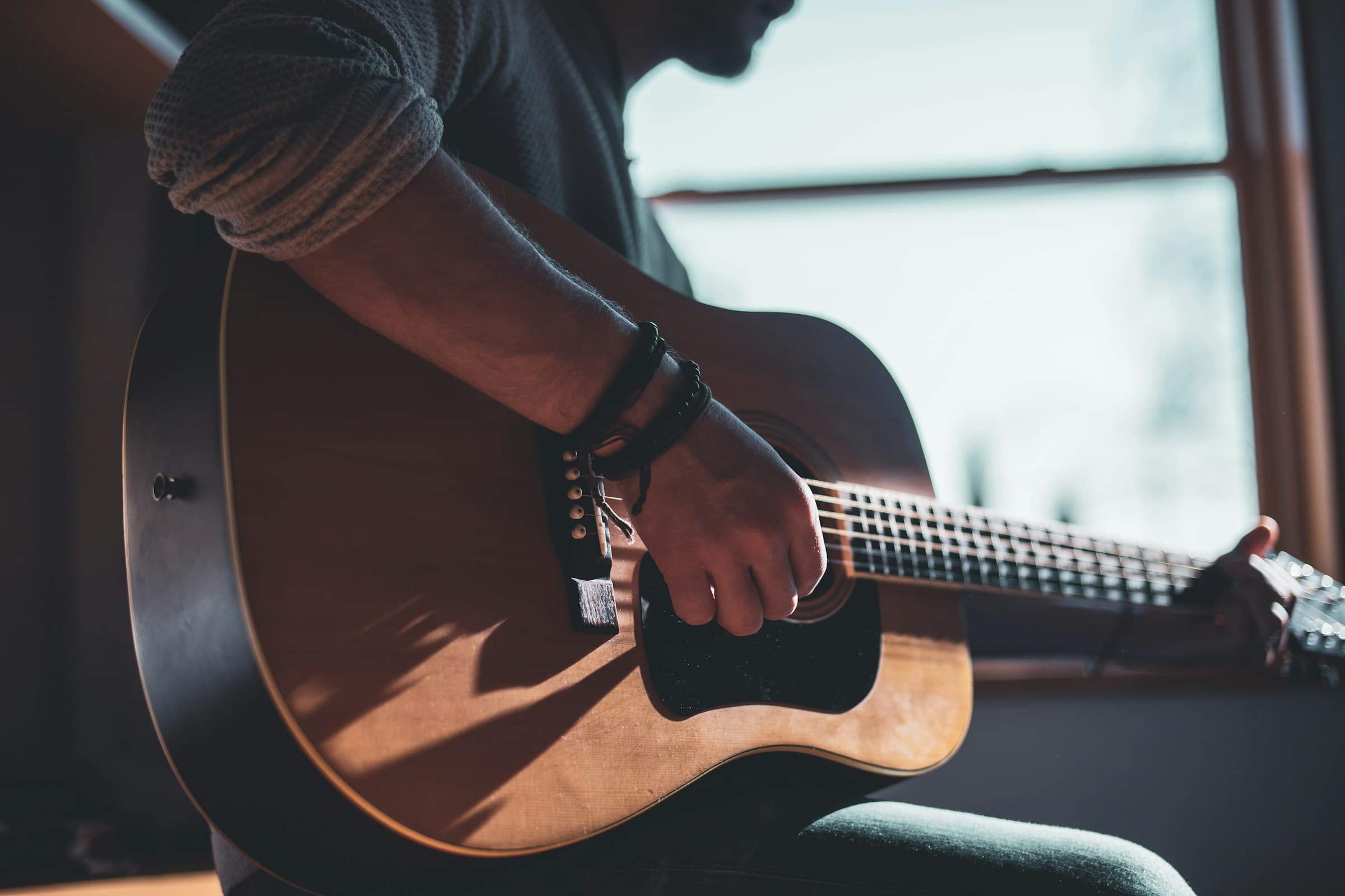 Musiker som spiller akustisk gitar
